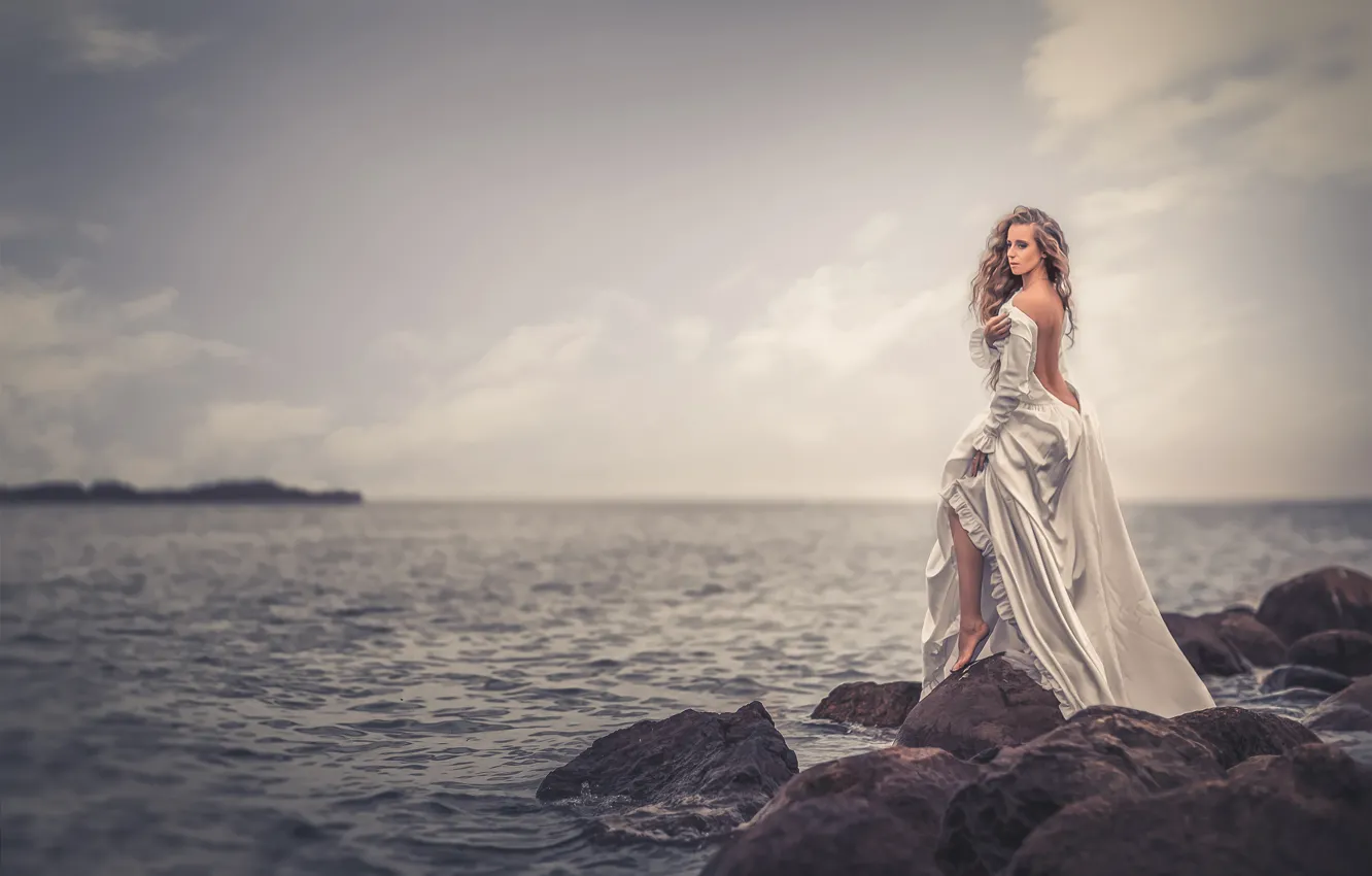 Фото обои море, девушка, камни, платье, горизонт