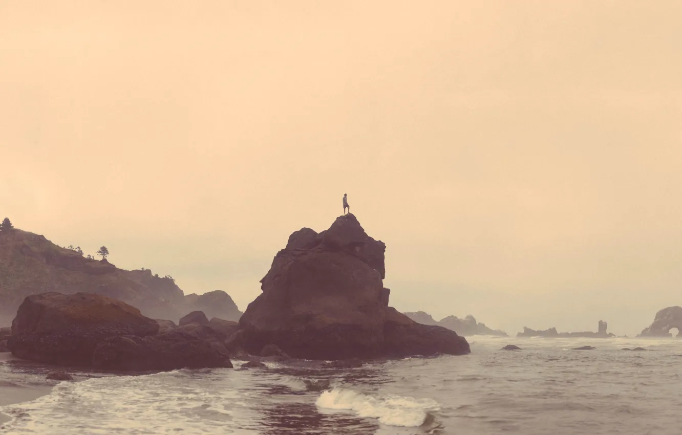 Фото обои волны, пляж, туман, камень, мужчина, дождливая