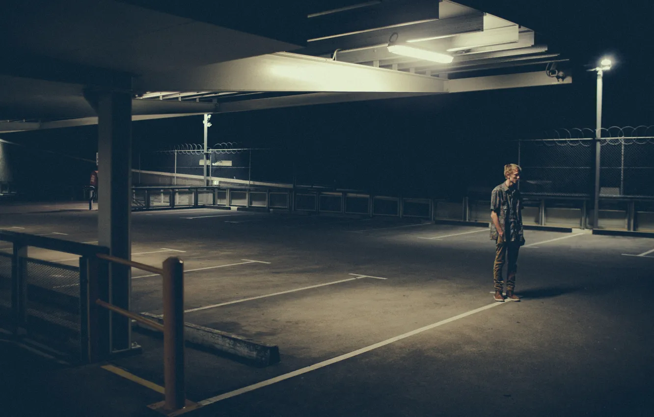 Фото обои свет, одиночество, парковка, мужчина, фонарные столбы
