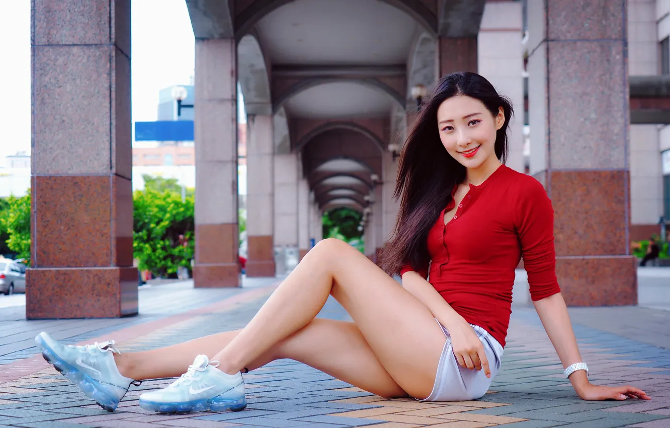 Фото обои город, улыбка, позитив, брюнетка, Азиатка, колонны, ножки, Asian