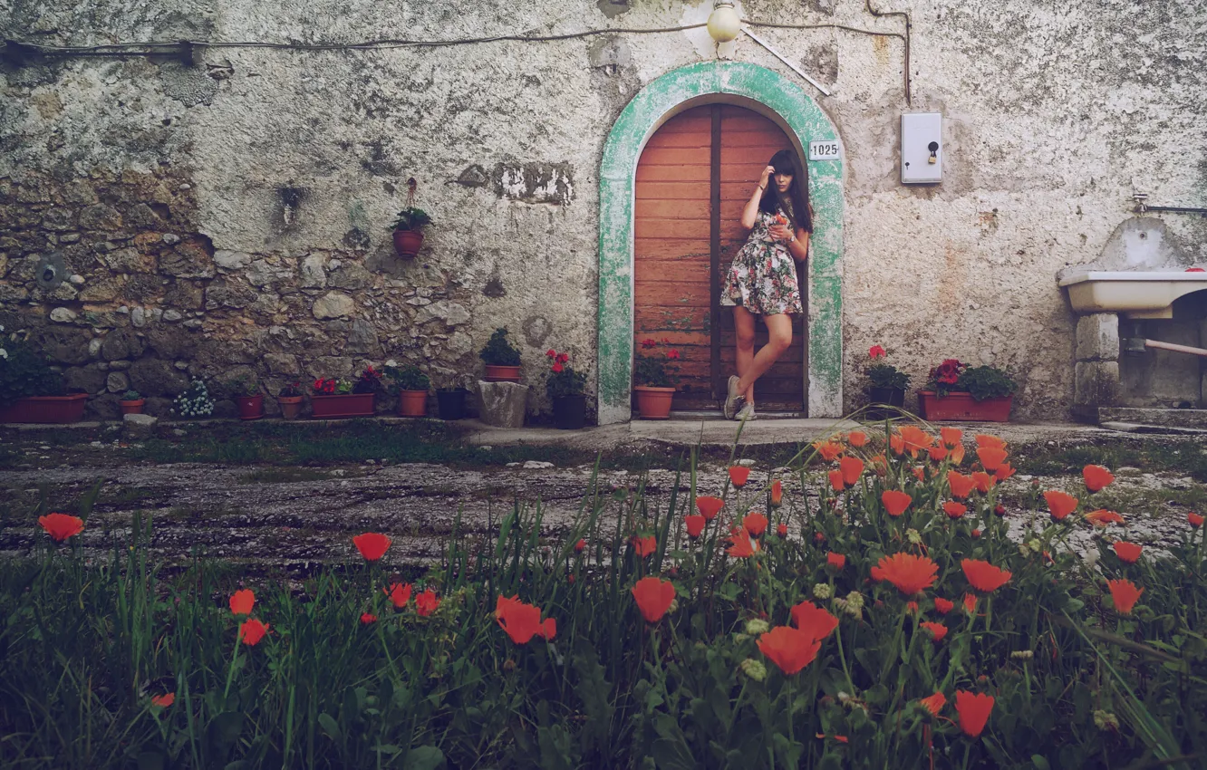 Фото обои girl, house, dress, flowers, street, door, entrance