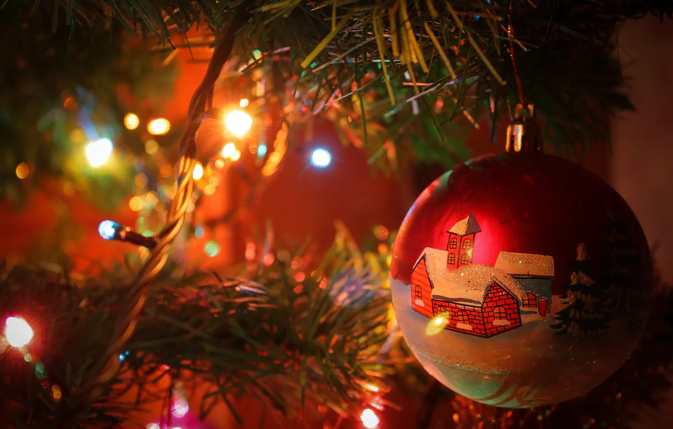 Фото обои блеск, елка, шар, шарик, огоньки, Новый год, гирлянда, лампочки
