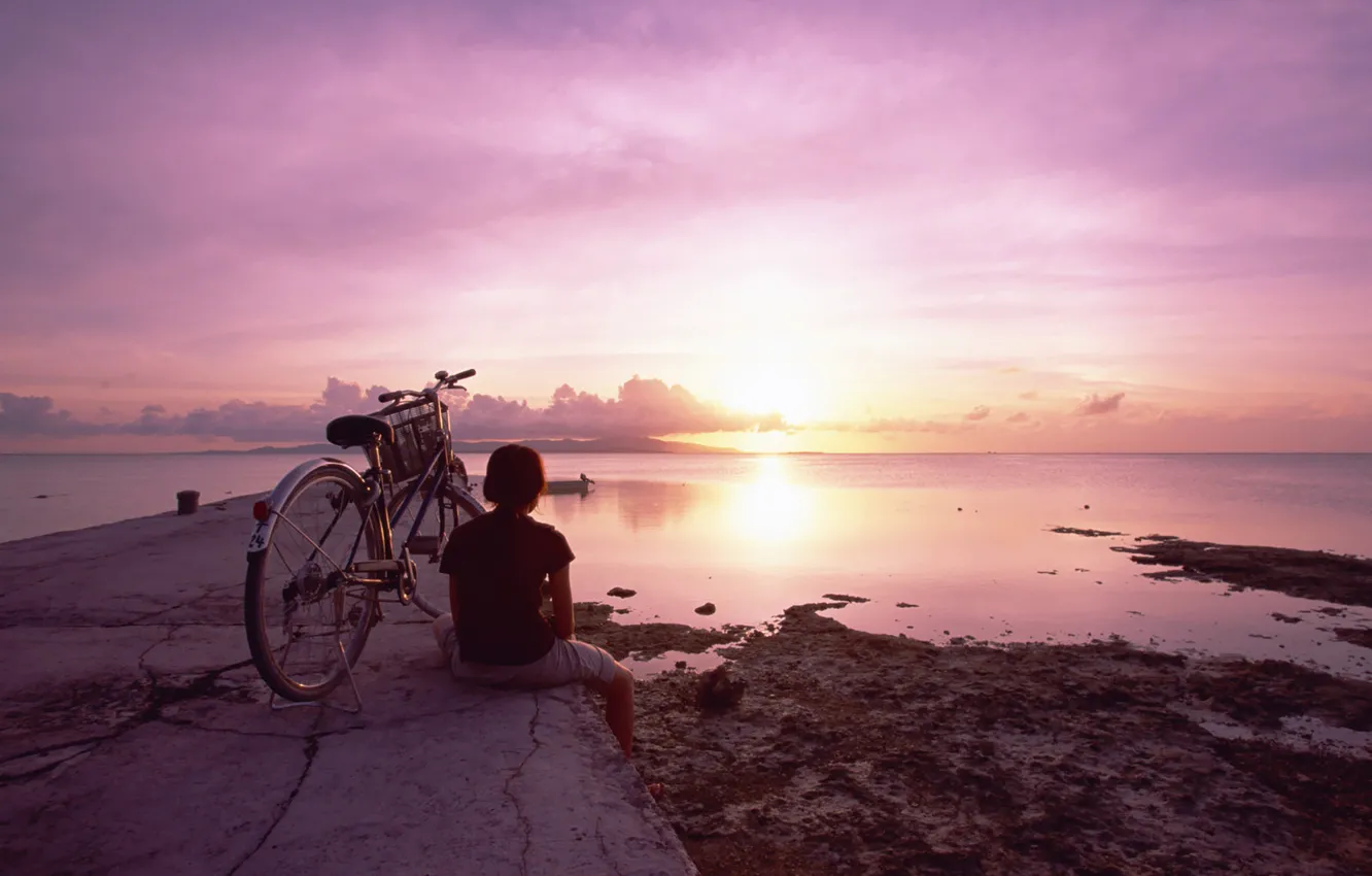 Фото обои море, небо, девушка, закат, велосипед