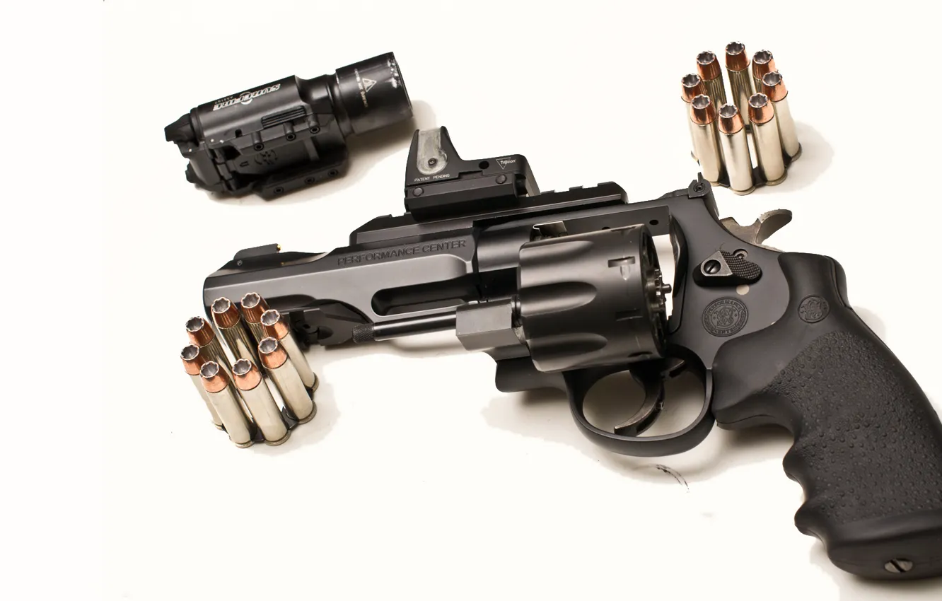 Фото обои пистолет, оптика, белый фон, патроны, револьвер, прицел, барабан, Smith &ampamp; Wesson
