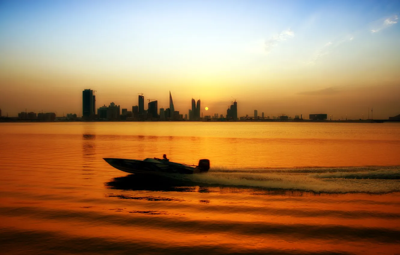Фото обои пейзаж, закат, город, река, лодка