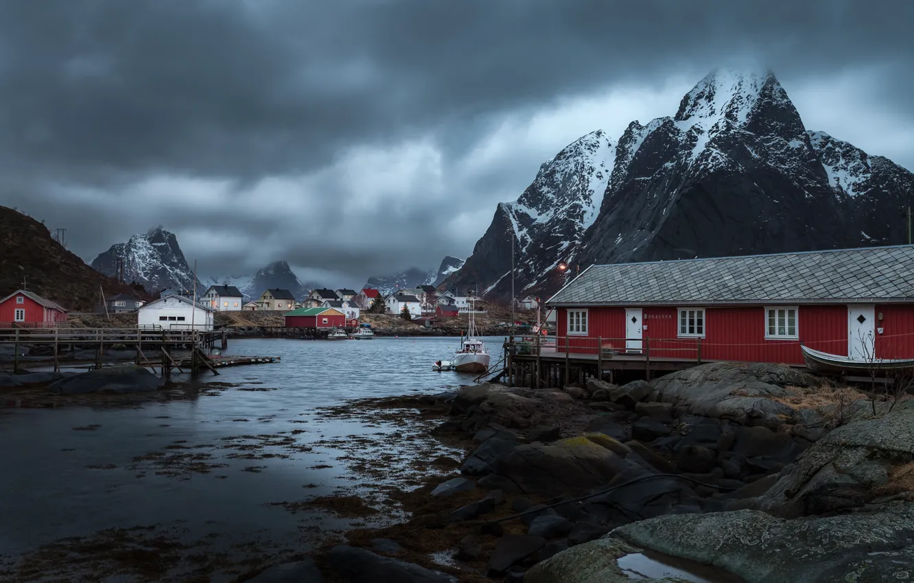 Фото обои облака, снег, горы, дома, буря, лодки, деревня, Норвегия