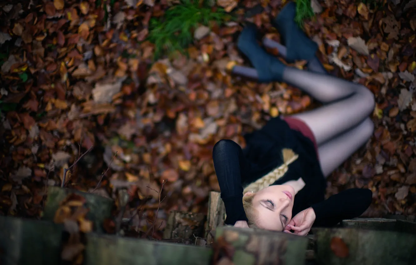 Фото обои осень, листья, девушка, коса, ножки, Florian Weiler, вид сврху