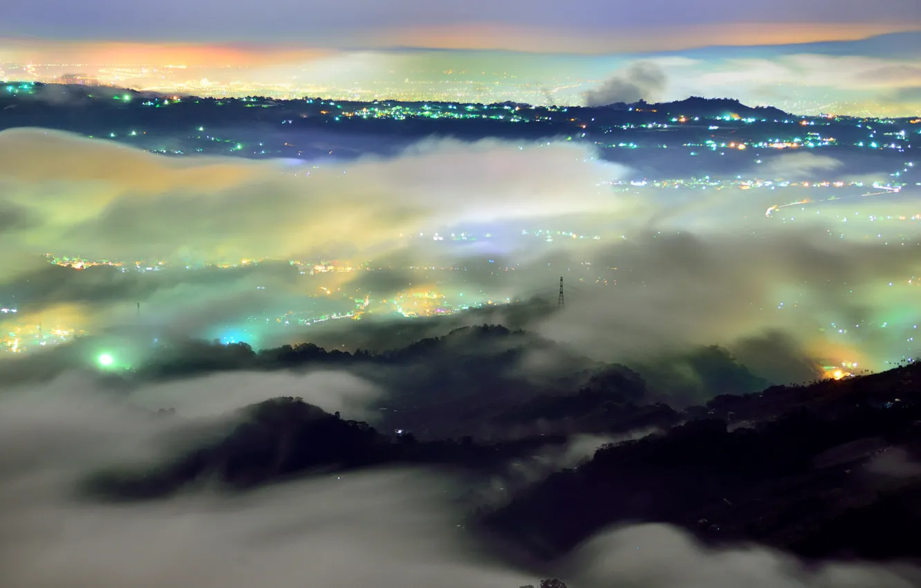 Фото обои облака, ночь, город, огни, туман
