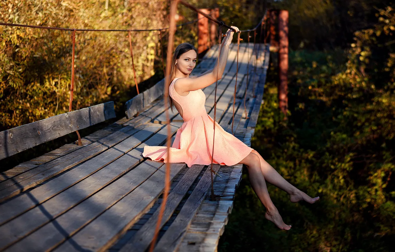 Фото обои мост, Девушка, платье, сидит, Сергей Томашев, Наташа Синкевич
