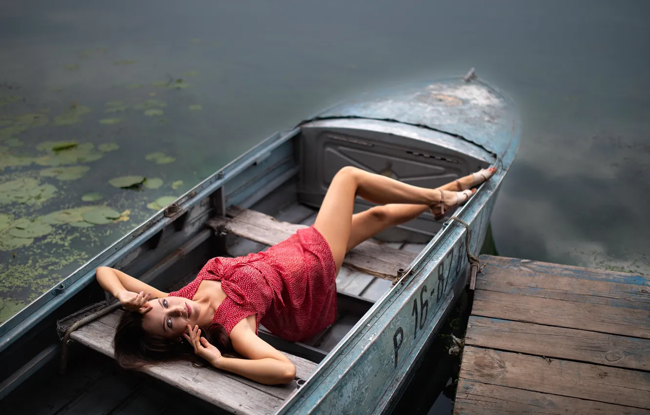 Фото обои взгляд, девушка, поза, лодка, ножки, красное платье, Дмитрий Шульгин