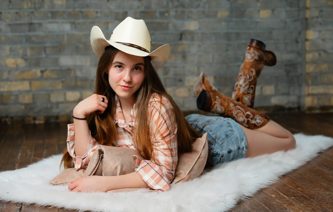 Фото обои girl, shorts, hat, young, beautiful, model, cowboy boots