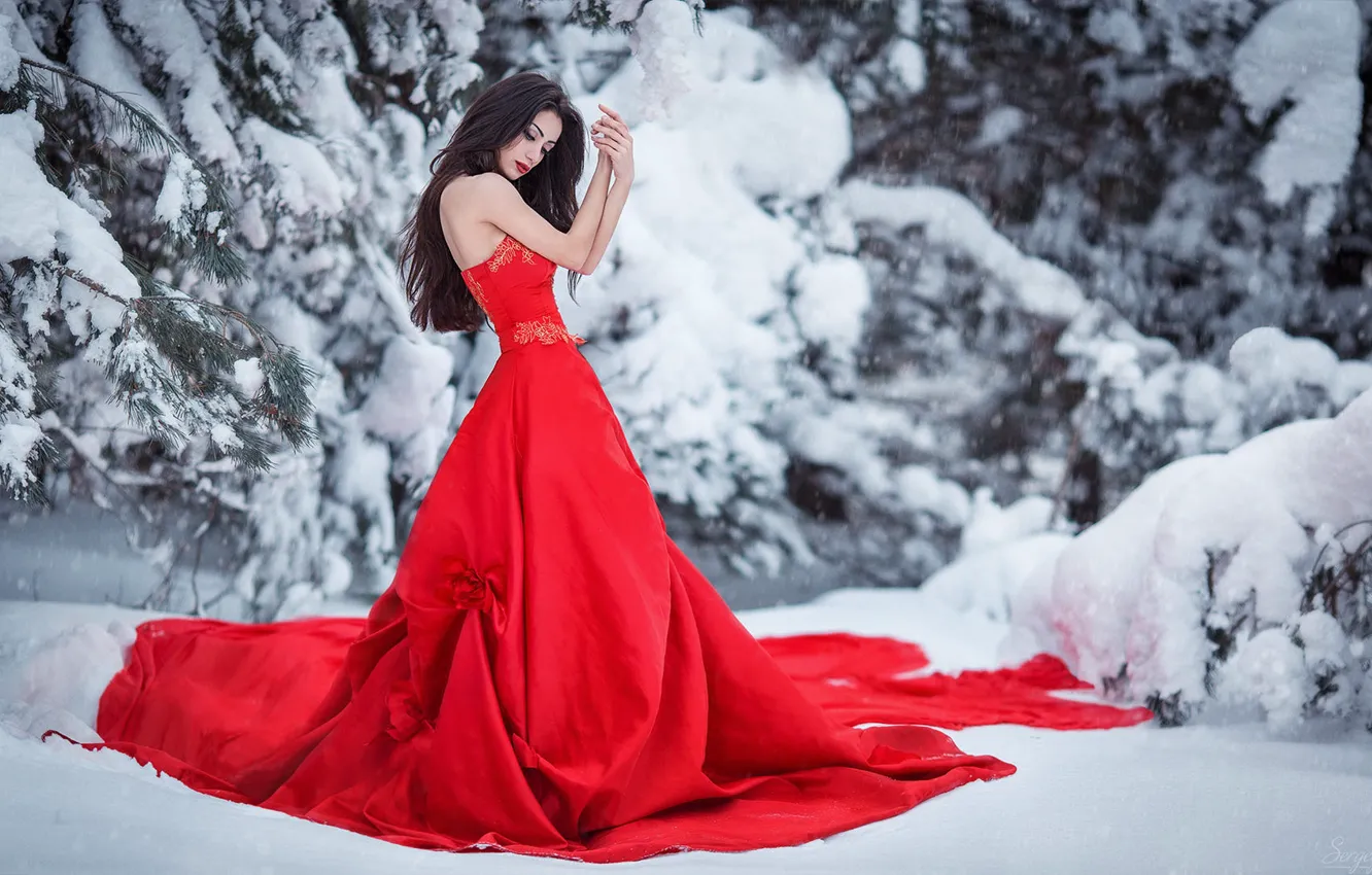 Фото обои зима, лес, девушка, снег, поза, стиль, фото, красное