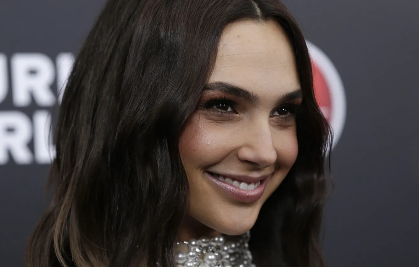 Фото обои взгляд, улыбка, портрет, актриса, брюнетка, Gal Gadot