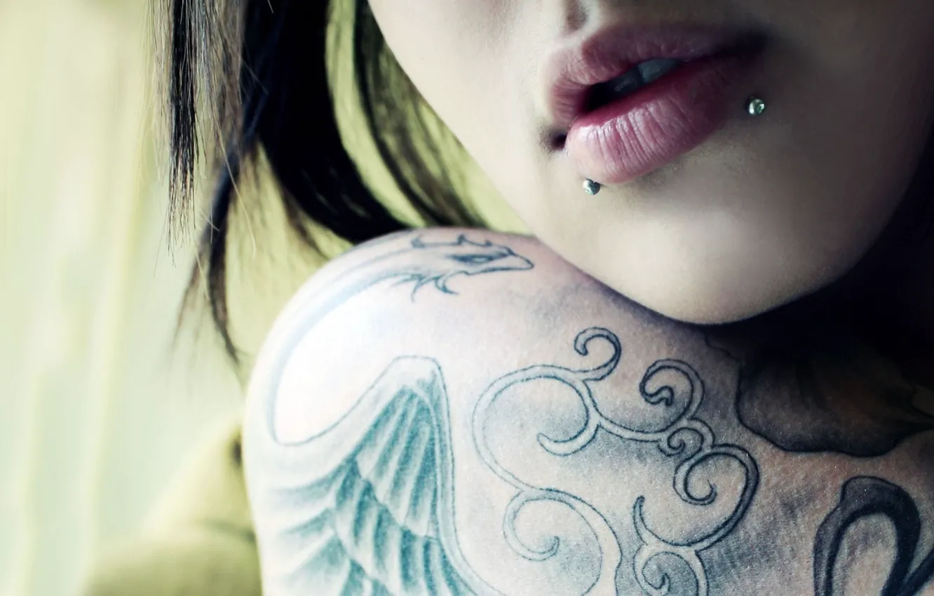 Фото обои tattoo, lips, piercing