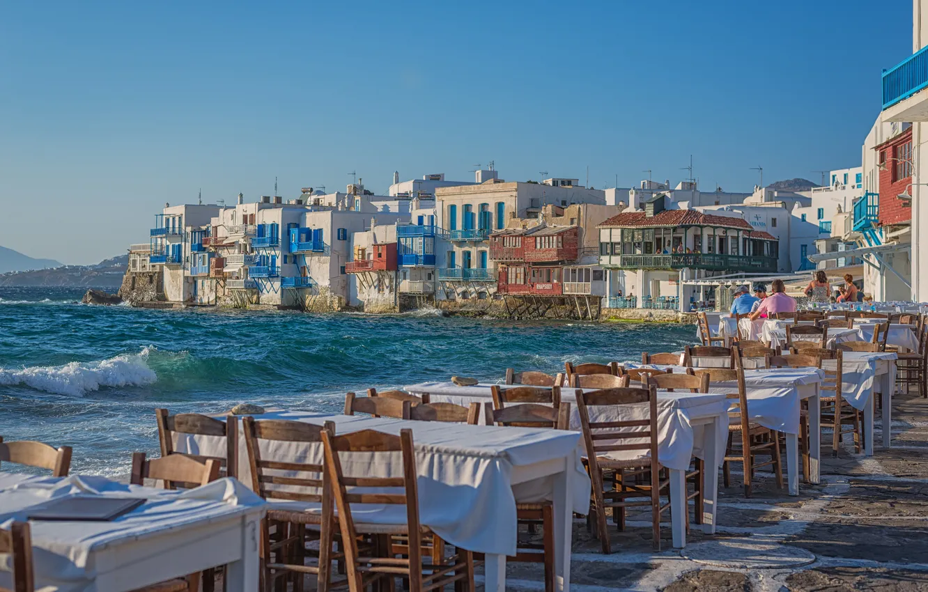 Фото обои море, город, стулья, дома, ресторан, набережная, столики, Greece