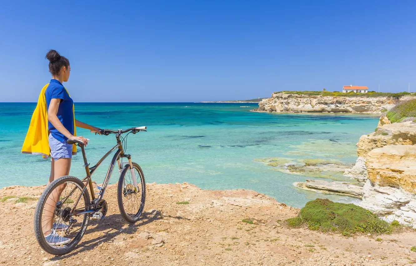 Фото обои море, девушка, велосипед, берег, турист, Сардиния, Sardegna, S'Arena Scoada
