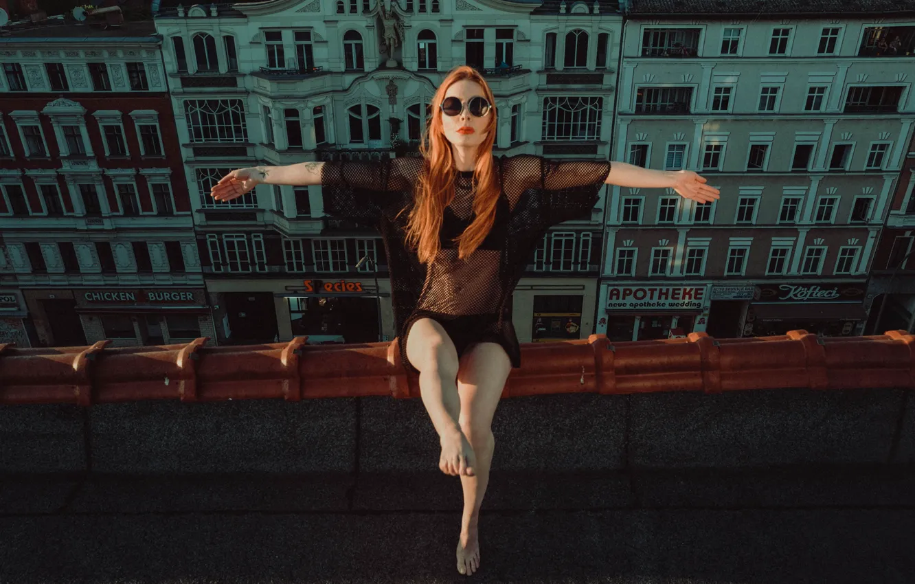 Фото обои девушка, поза, ситуация, руки, очки, рыжая, рыжеволосая, на крыше
