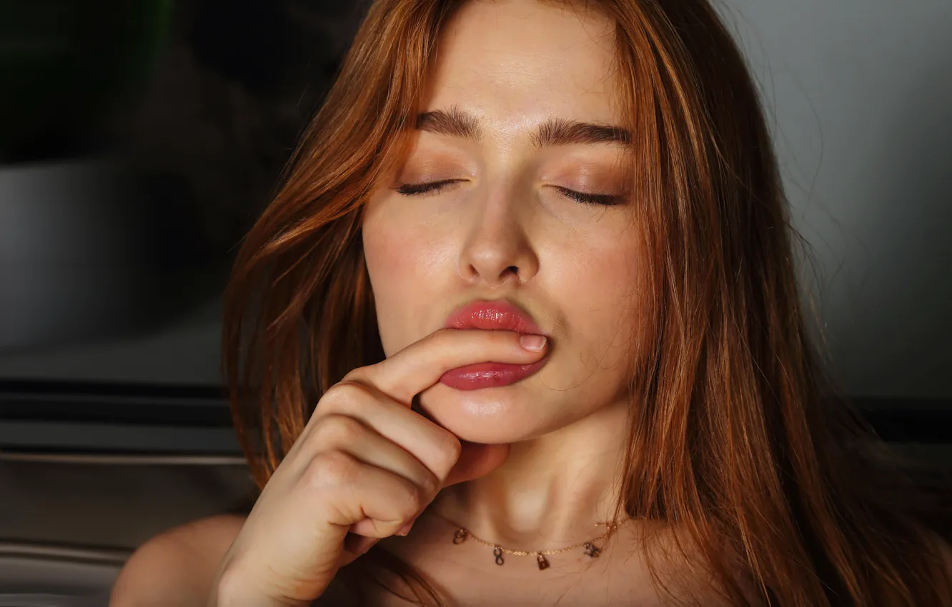 Фото обои рыжая, порноактриса, Jia Lissa, Джиа Лисса, губы для поцелуев, росийская модель, Юлия Чиркова, пальчик к …