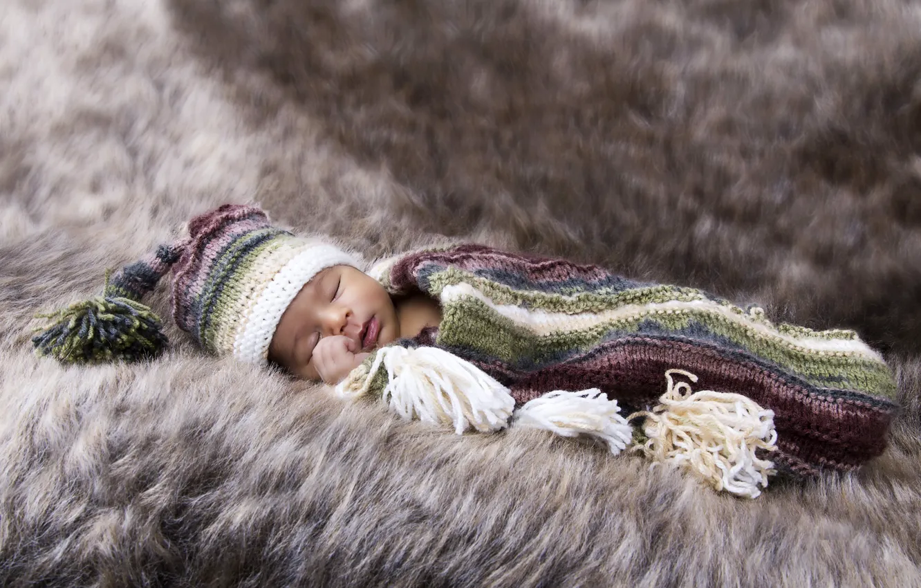 Фото обои малыш, спит, мех, шапочка, младенец