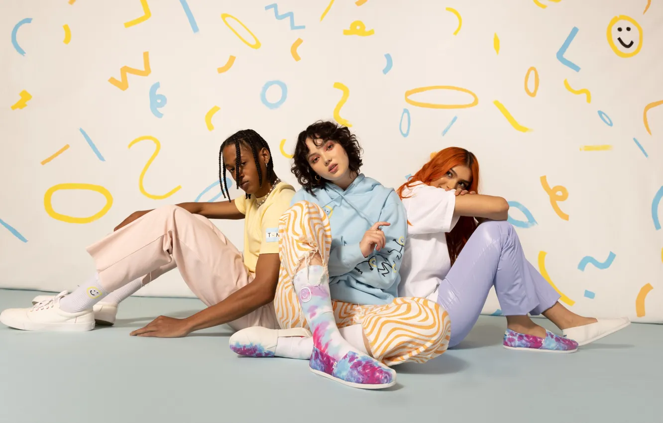 Фото обои Девушки, Трое, Обувь, Footwear, Коллекция ограниченным тиражом, TOMS, Limited-edition collection