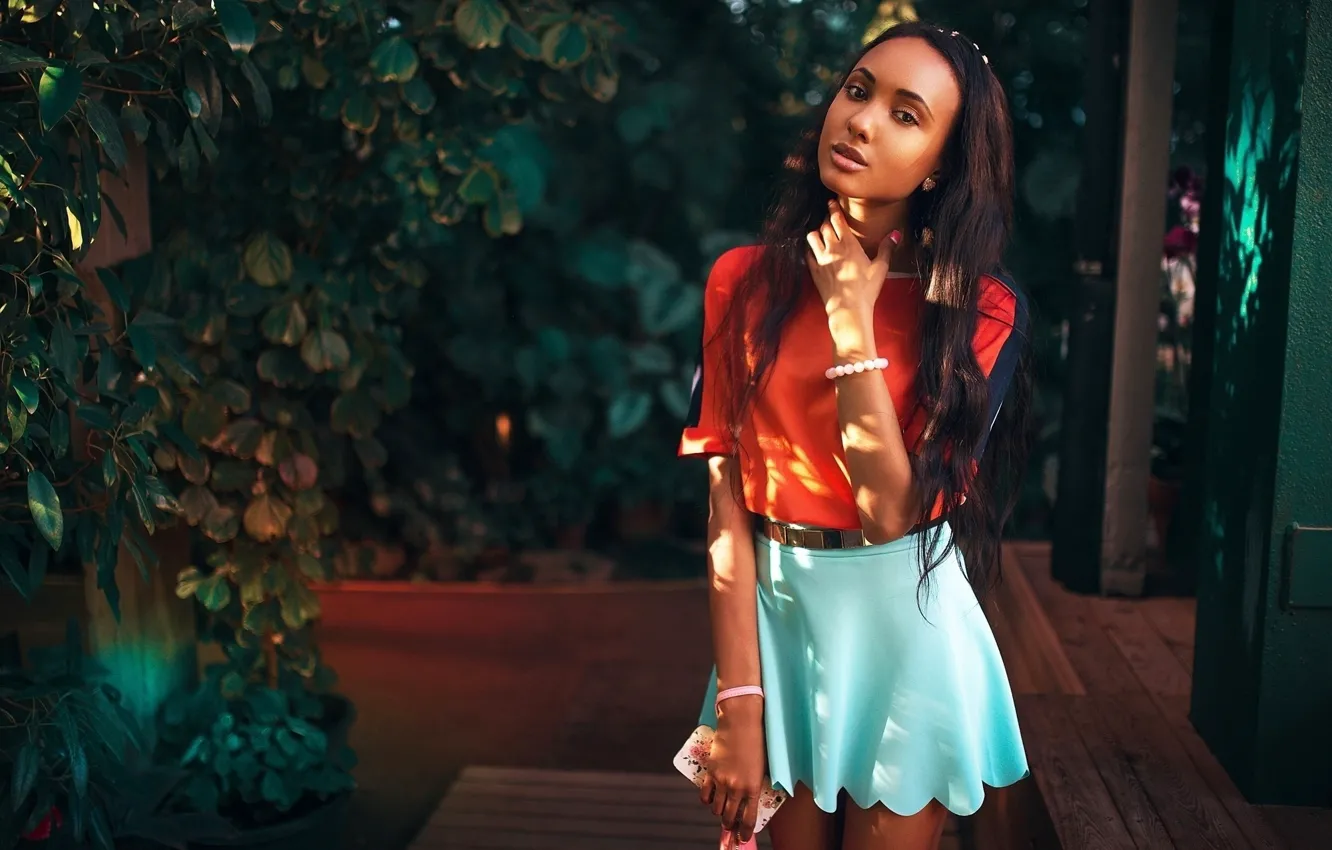 Фото обои зелень, девушка, юбка, макияж, сад, брюнетка, прическа, блузка