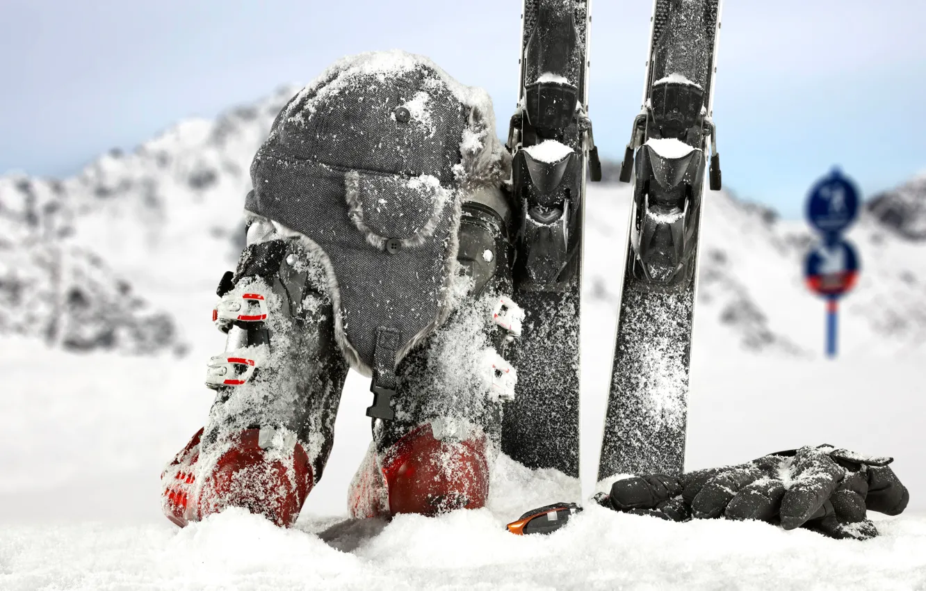 Фото обои зима, снег, фон, шапка, лыжи, ботинки, очки, перчатки
