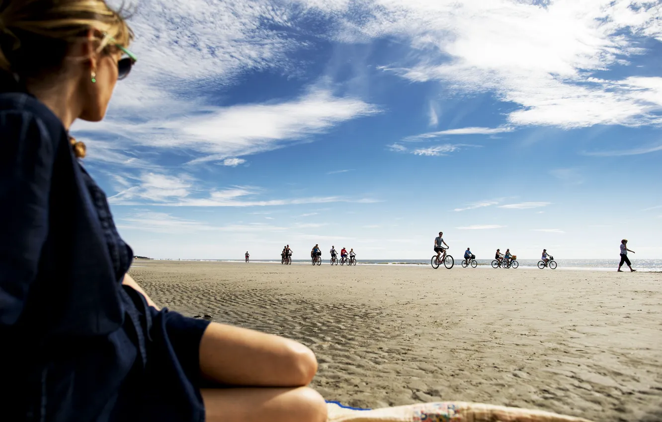 Фото обои песок, пляж, девушка, люди, океан, утро, велосипедисты