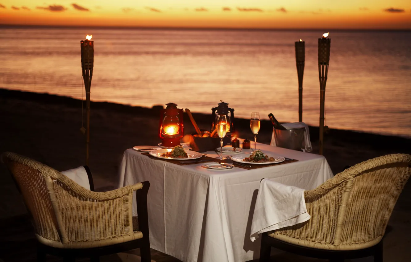 Фото обои пляж, океан, вино, романтика, вечер, факелы, ужин