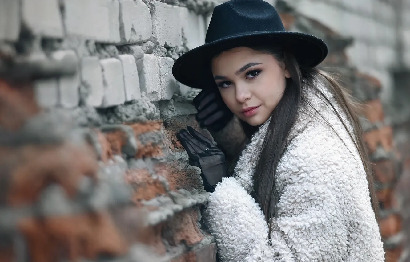 Фото обои взгляд, девушка, поза, стена, шляпа, брюнетка, перчатки, шуба