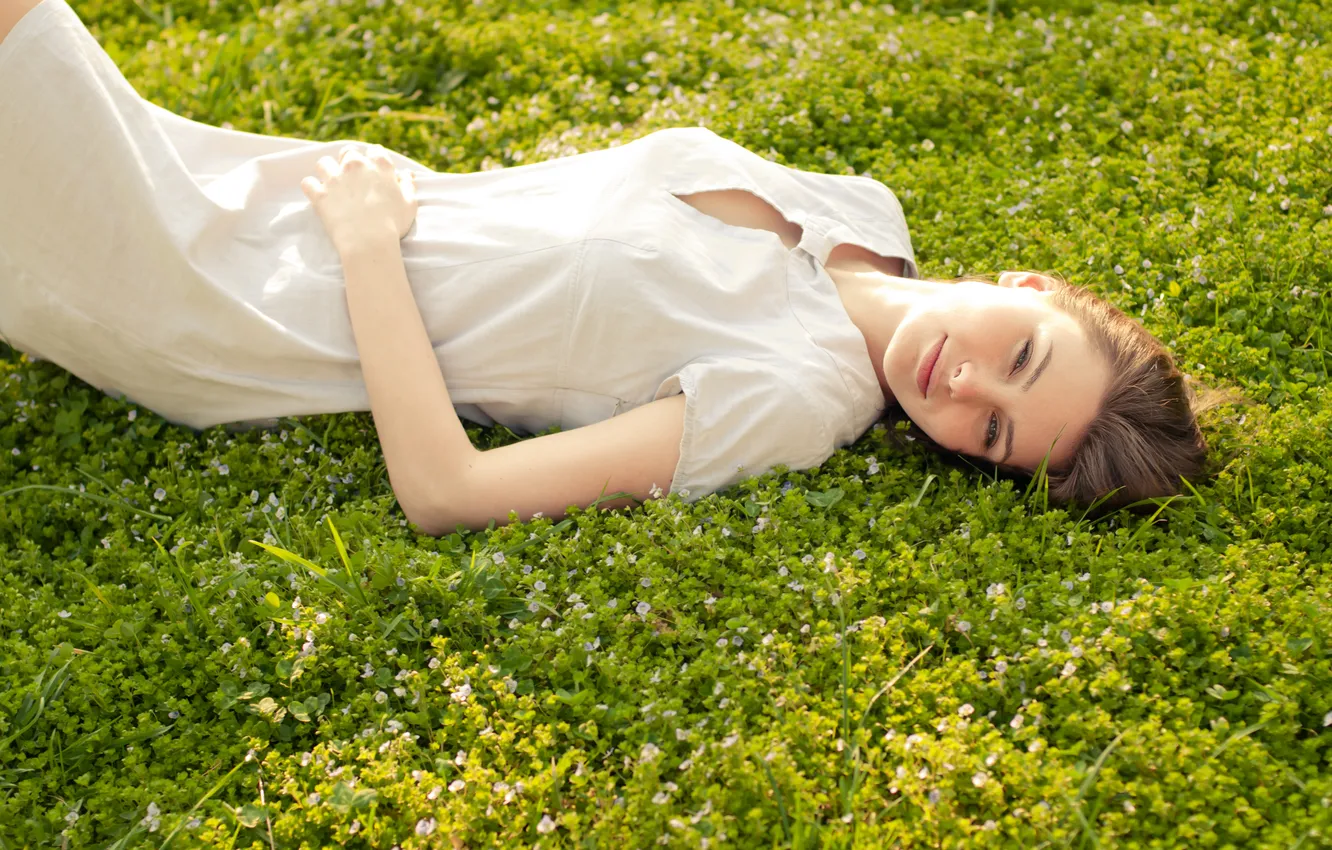 Фото обои трава, девушка, улыбка, отдых, платье, клевер, шатенка