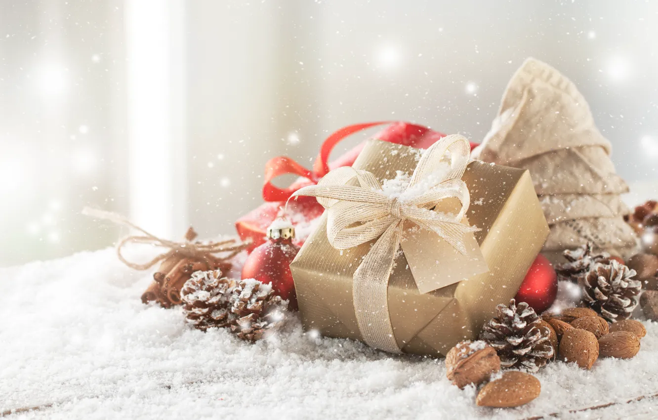 Фото обои ленты, подарки, white, christmas, орехи, шишки, Golden, gift