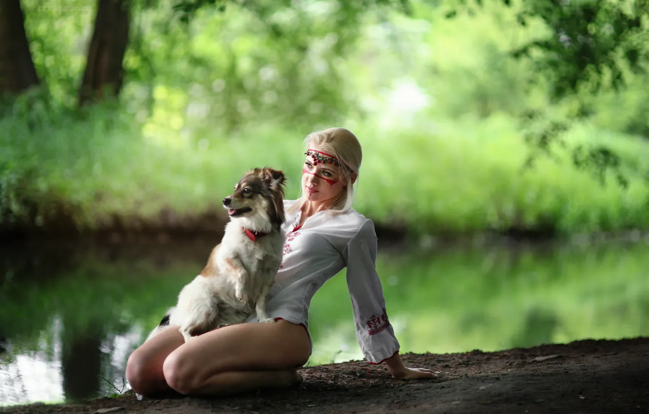 Фото обои девушка, природа, пруд, собака, ножки, речка, сидит