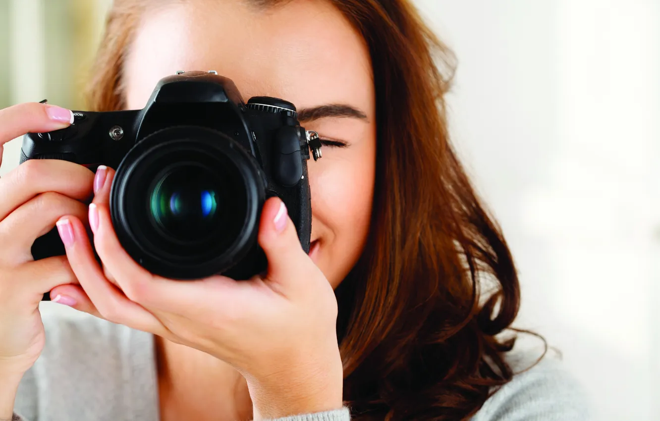 Фото обои девушка, фотоаппарат, шатенка, локоны