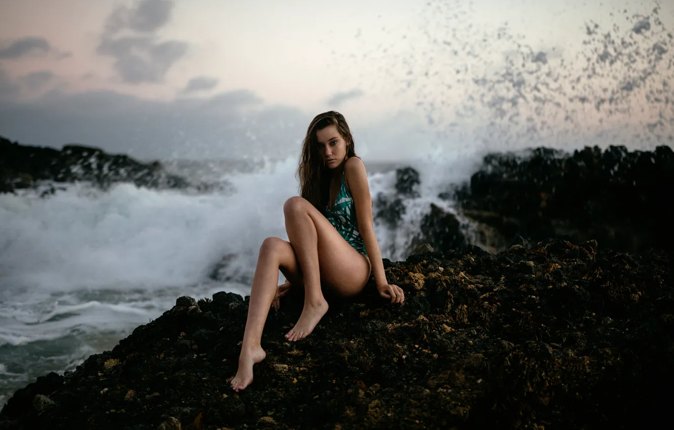 Фото обои волны, девушка, камни, Chloe, Jesse Herzog