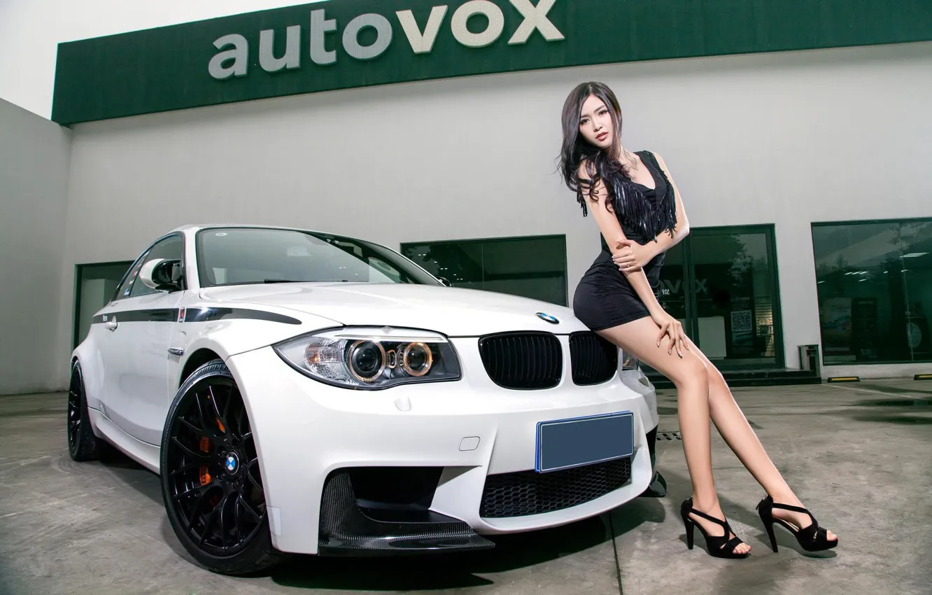 Фото обои Девушки, BMW, азиатка, красивая девушка, белый авто, вхгляд, позирует над машиной