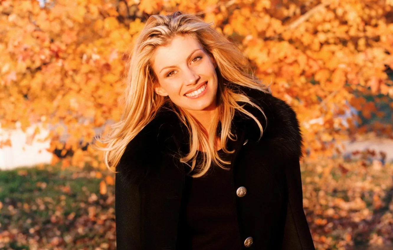 Фото обои осень, улыбка, дерево, блондинка, желтое, листопад, Faith Hill, пально