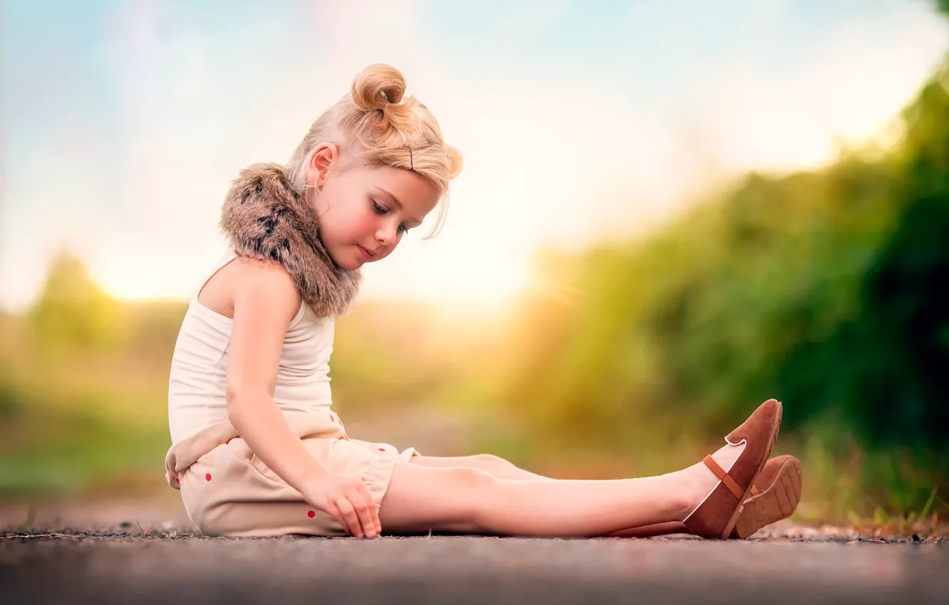Фото обои девочка, мех, причёска, child photography, Lost in Thought