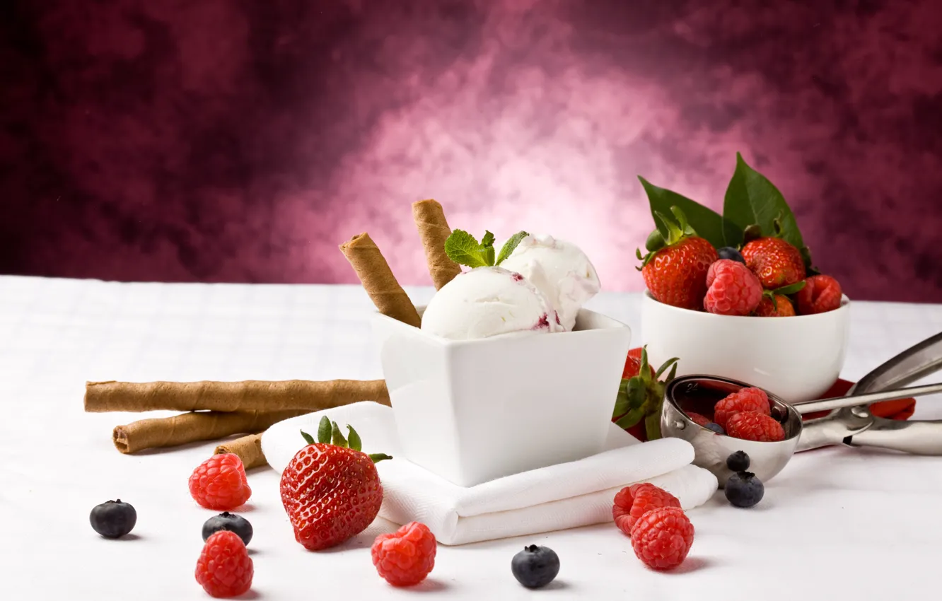 Фото обои ягоды, малина, черника, клубника, мороженое, десерт, трубочки