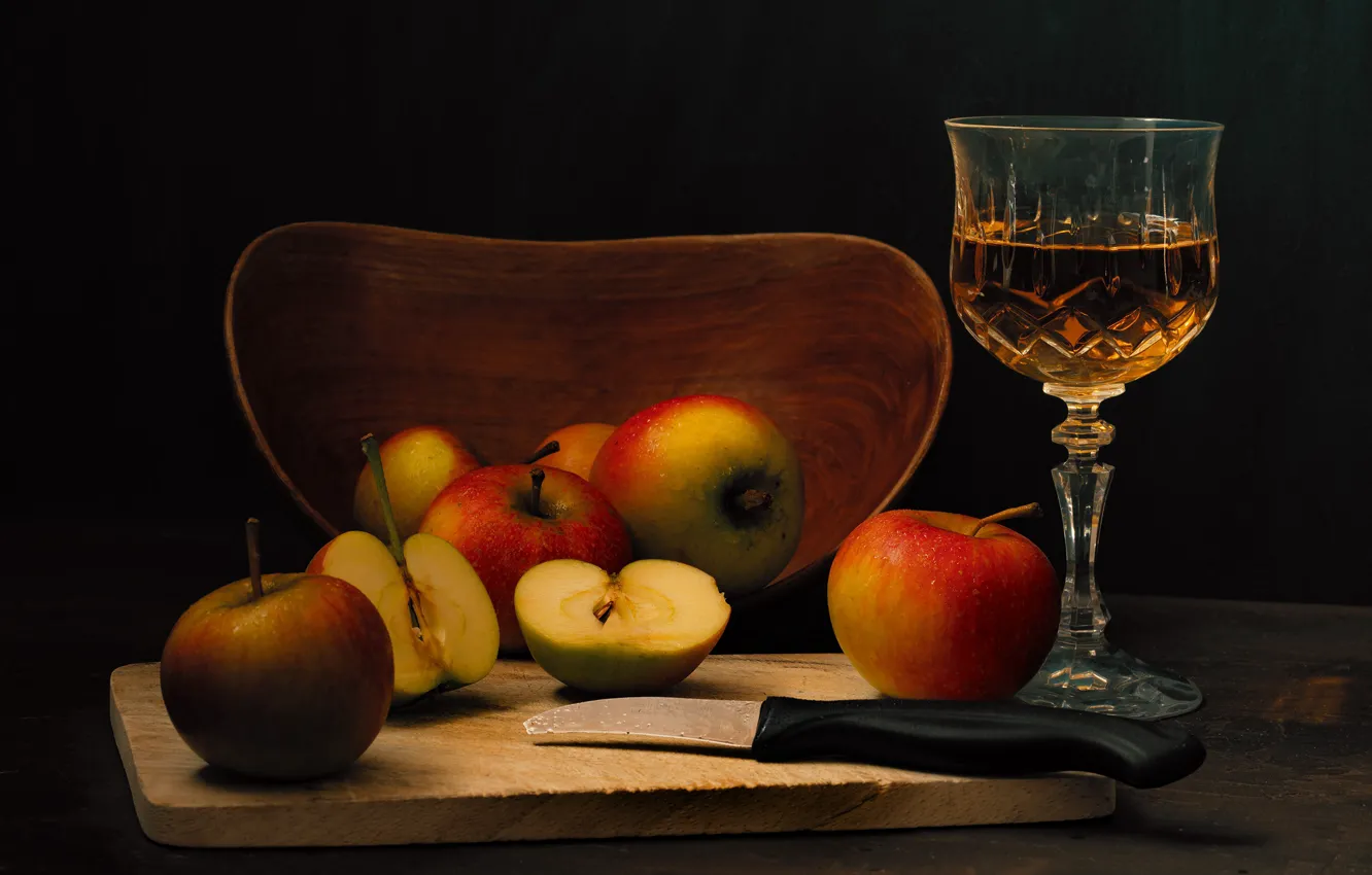 Фото обои темный фон, вино, яблоки, бокал, еда, алкоголь, нож, чашка