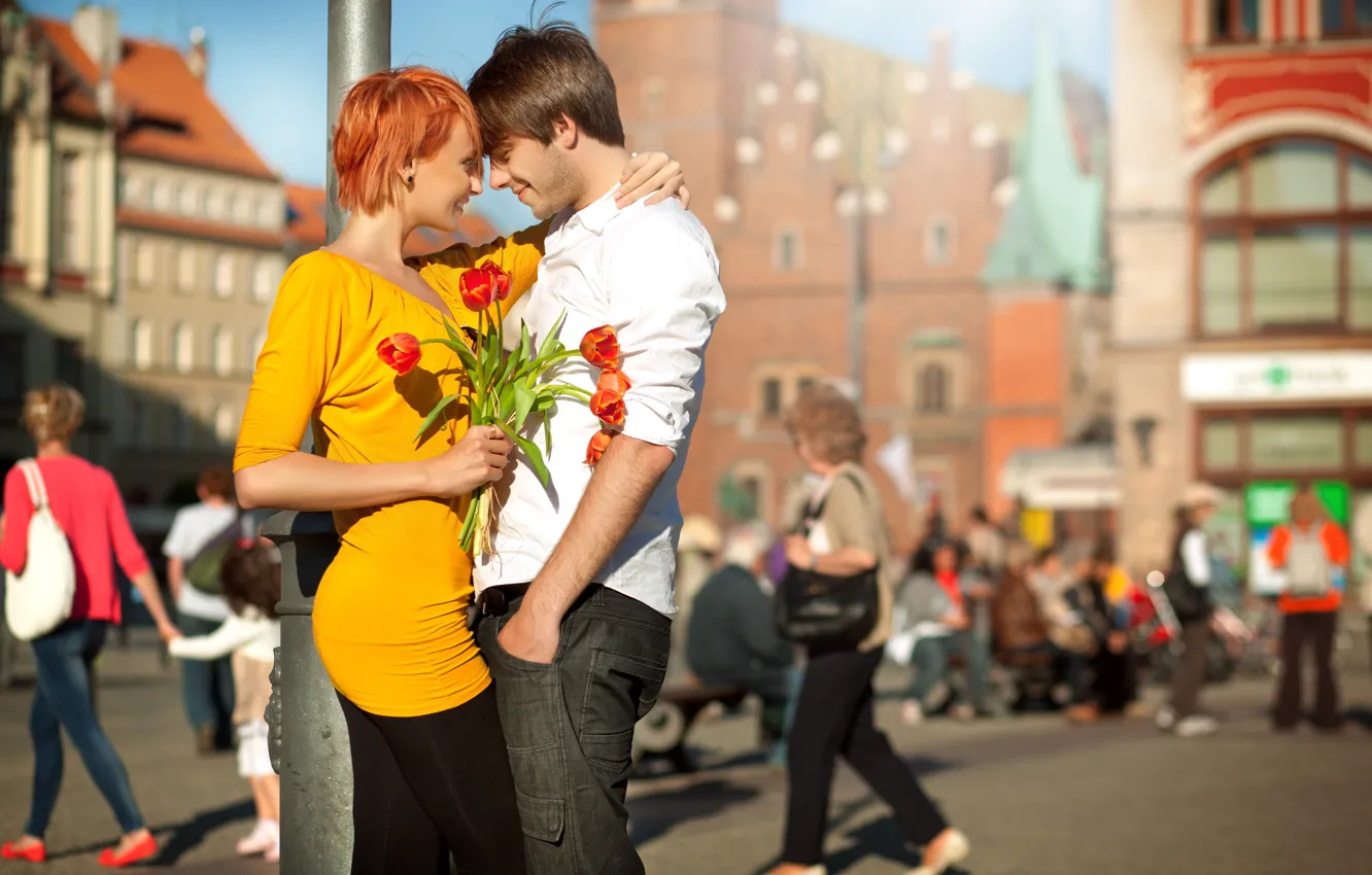 Фото обои девушка, радость, цветы, город, смех, пара, тюльпаны, рыжая
