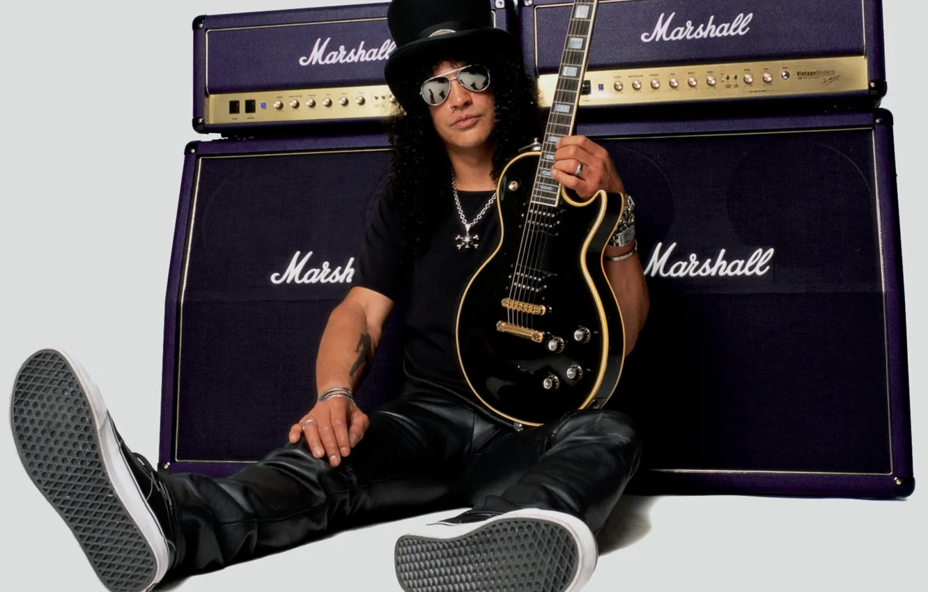 Фото обои музыка, гитара, кеды, очки, рок, музыкант, электрогитара, Slash