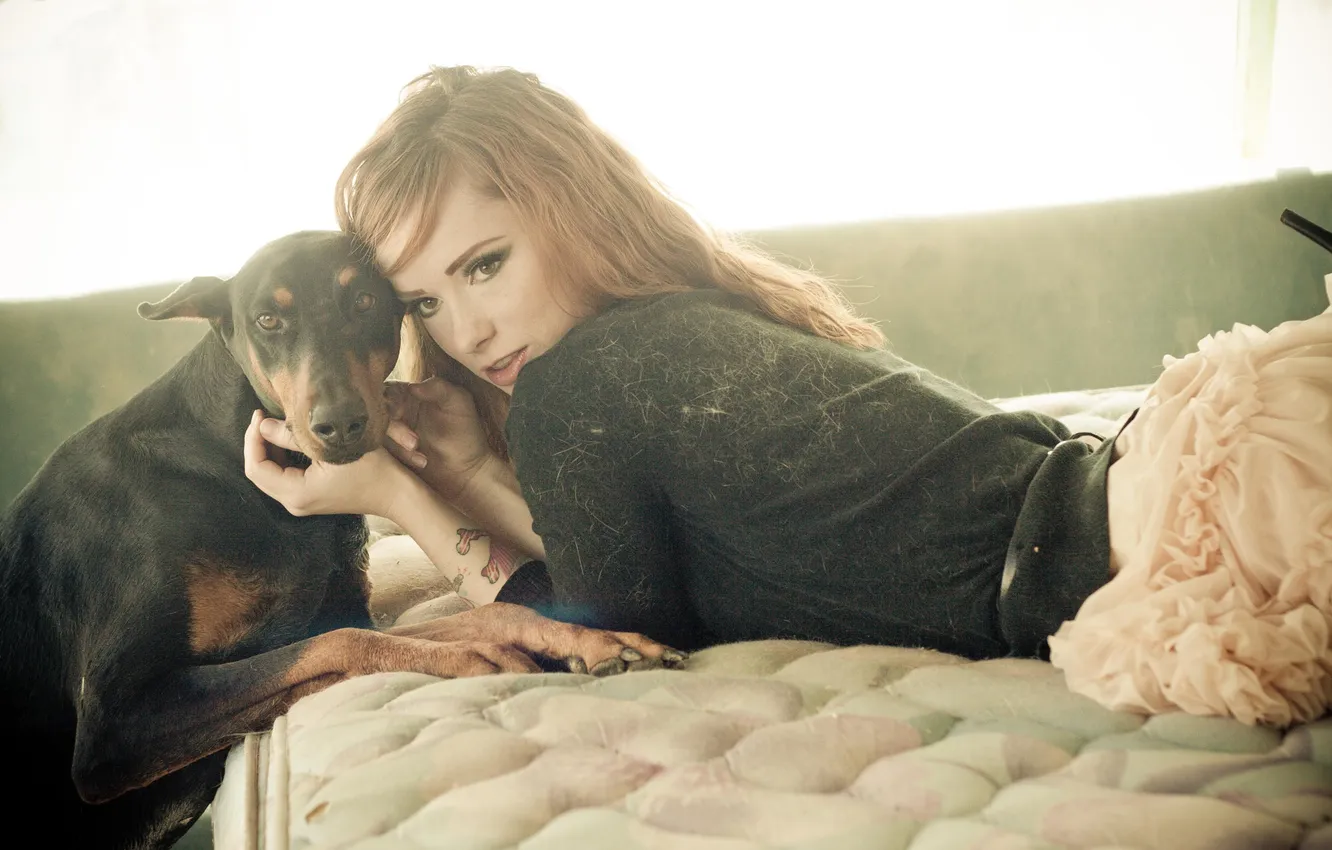 Фото обои девушка, собака, girl, woman, dog, model, tattoo, redhead