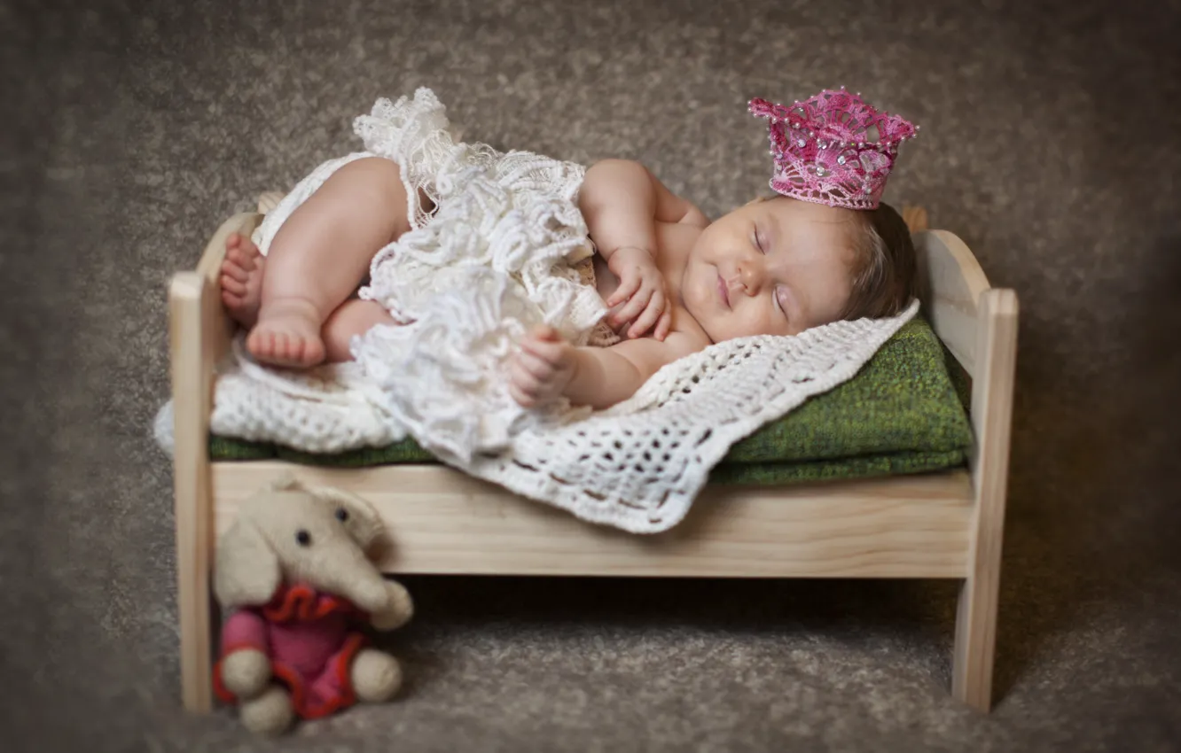 Фото обои дети, игрушка, слон, сон, корона, малыш, спит, платок