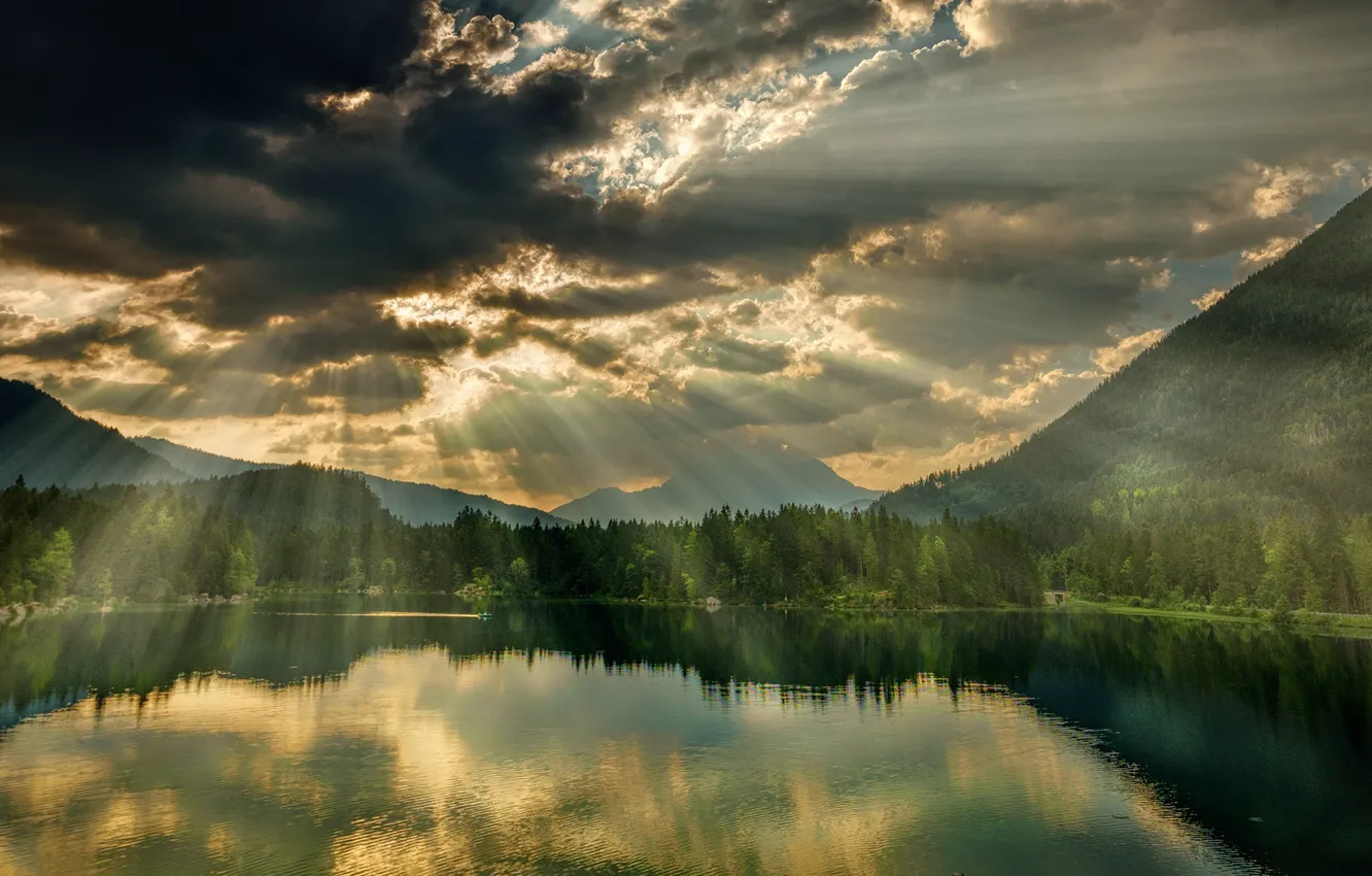 Фото обои лес, облака, лучи, горы, озеро