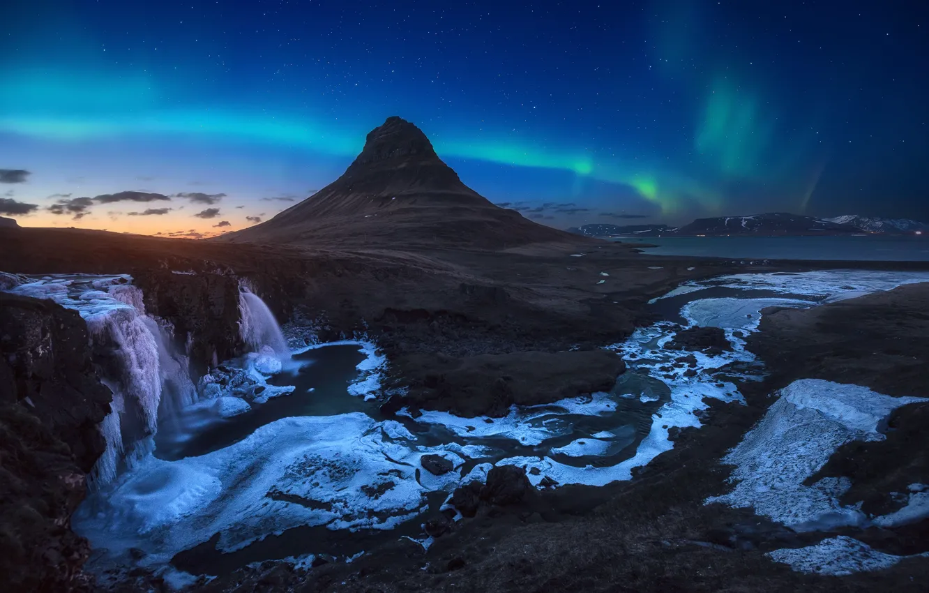 Фото обои небо, звезды, ночь, северное сияние, вечер, утро, Исландия, гора Kirkjufell