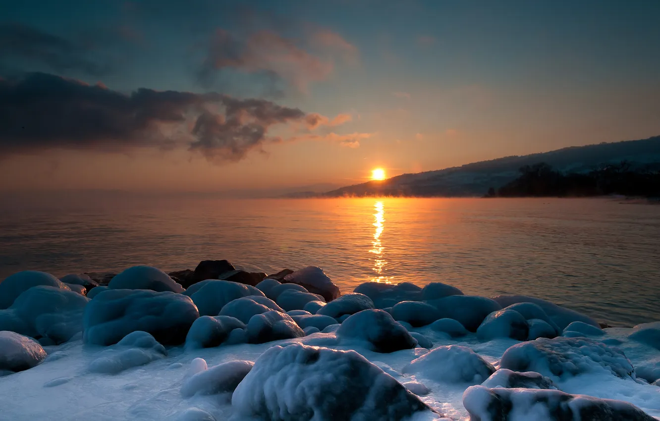 Фото обои зима, небо, солнце, озеро, камни, блеск, лёд, пар