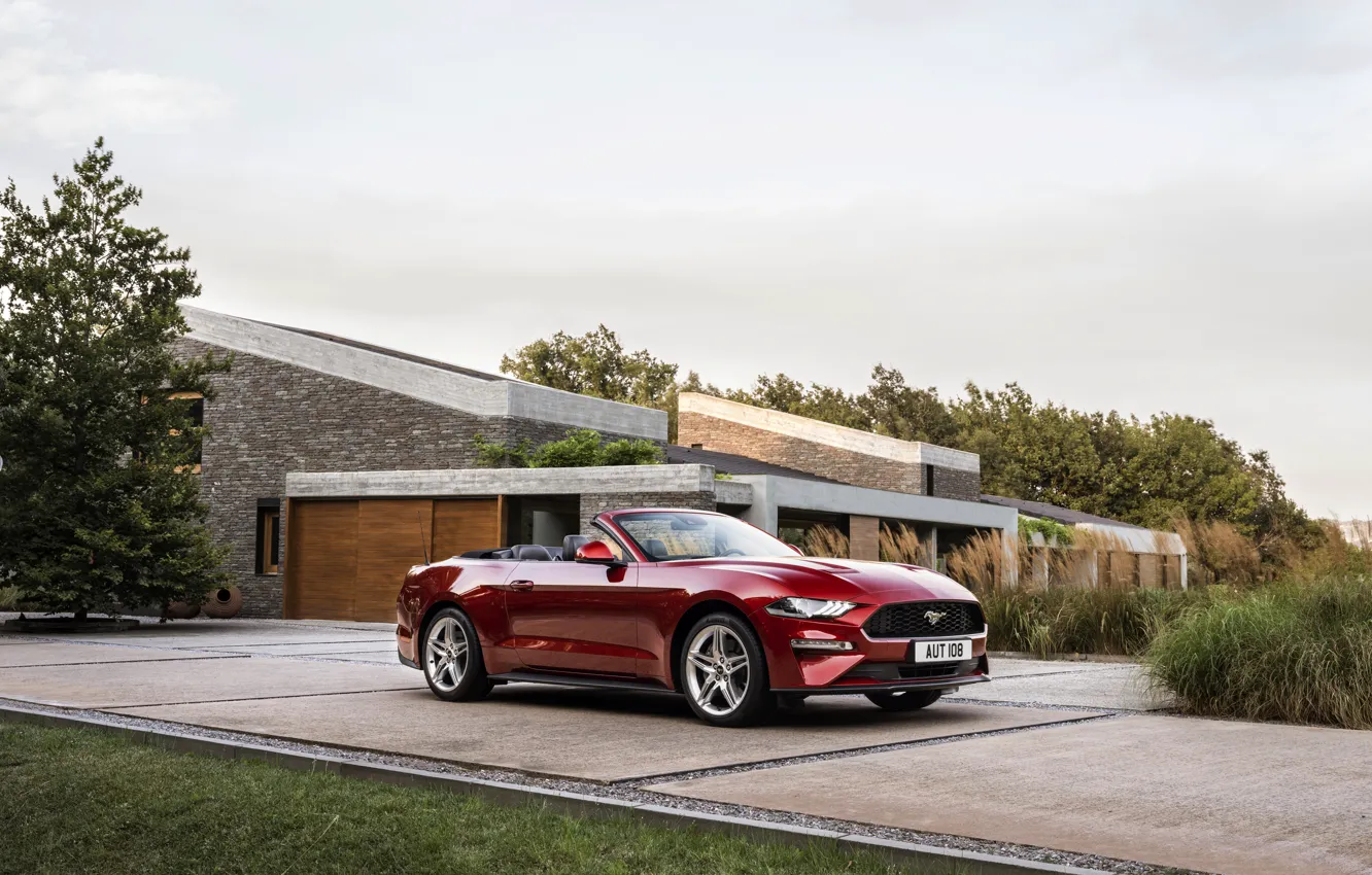 Фото обои газон, здание, Ford, стоянка, кабриолет, 2018, тёмно-красный, Mustang Convertible