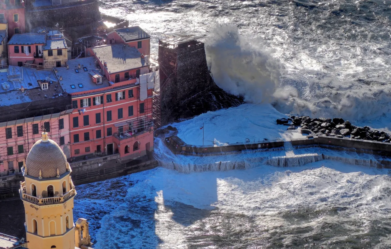 Фото обои море, шторм, скалы, башня, дома, Италия, Вернацца, Чинкве-Терре