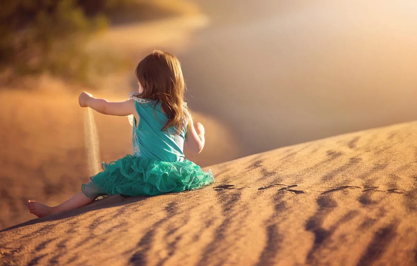 Фото обои песок, следы, платье, девочка