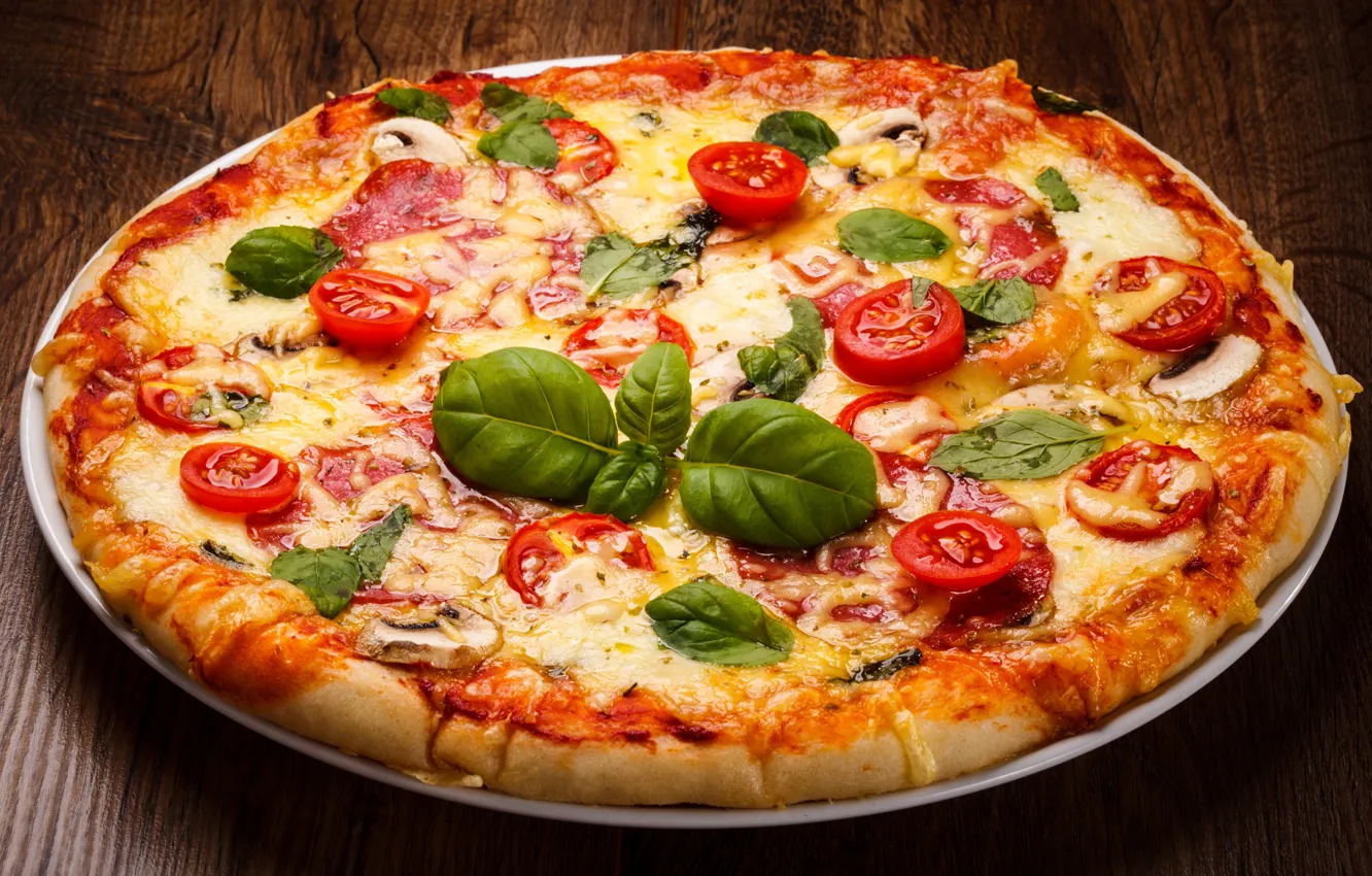 Фото обои зелень, тарелка, пицца, помидоры